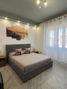 a bedroom with a large bed in a room at La Base Fitness House in Decimomannu