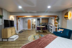 a room with a bed and a kitchen and a living room at VIBES! Free Parking, Piano, King Bed in Washington, D.C.