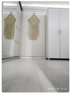 a room with white walls and two doors with curtains at רונלדו in Beʼerot Yiẕẖaq +1 photo
