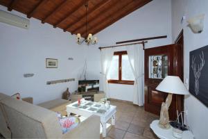 a living room with a couch and a table at VILLA VICTORIA in Ditropo