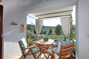 a patio with a table and chairs on a balcony at VILLA VICTORIA in Ditropo