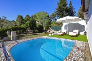 a swimming pool in the yard of a house at VILLA VICTORIA in Ditropo