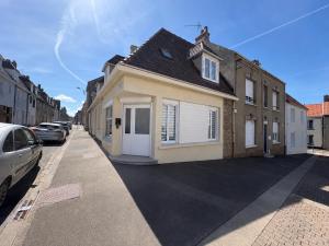 a house on a street with cars parked on the street at Le cocon Portelois in Le Portel