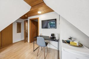 a room with a desk in a tiny house at Hotel Knurrhahn DZ in Wilhelmshaven