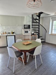 a kitchen with a table and chairs in a kitchen at Gite independant Chateau-Renault Centre in Château-Renault