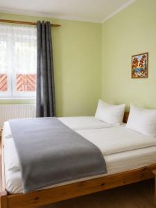 a large bed in a room with a window at Pension NoAs in Sassnitz
