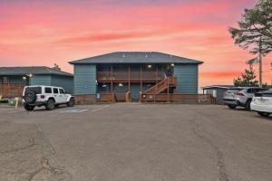 a building with cars parked in a parking lot at Sunset Haven Oceanfront Hotel in Depoe Bay +6 photos
