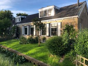 a house with a garden in front of it at The Rose in Mantgum