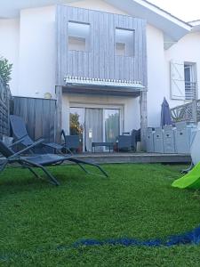 a yard with lawn chairs and a house at maison Labenne in Labenne