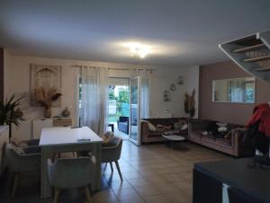 a living room with a couch and a table at maison Labenne in Labenne
