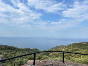 a view of the ocean from a balcony at Hotel Piqeras Kris in Piqeras