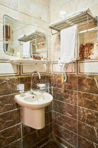 a bathroom with a sink and a mirror at Star View Pyramids Hostel in Nazlet el-Sîsi +90 photos