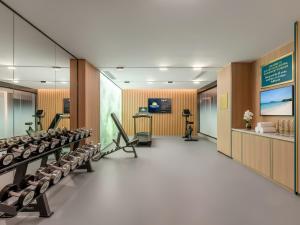 a gym with rows of treadmills and machines at เดย์ อินน์ บาย วินด์แฮม ระยอง อู่ตะเภา in Ban Chang