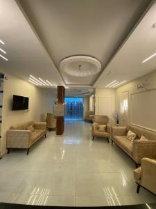 a large living room with couches and a tv at Star View Pyramids Hostel in Nazlet el-Sîsi