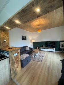 a living room with a couch and a table at Gîte de campagne in Candor