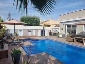 a swimming pool in the backyard of a house at Villa Oasis Esperanza Camposol Sector D in Mazarrón