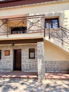 a building with a staircase and a balcony at Alojamientos del Valle in Sotillo de la Adrada