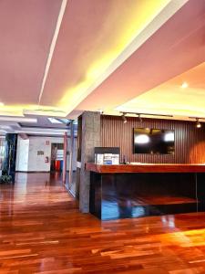 an empty room with a bar in a building at Hotel California Urubamba in Urubamba
