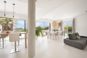 a living room with a couch and a table at Villa Marius in Albi