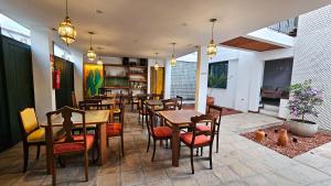 a restaurant with tables and chairs in a room at Pousada Casa de Salim in Lençóis