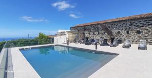 a swimming pool in front of a building at Casa de Campo, Algarvia in Algarvia