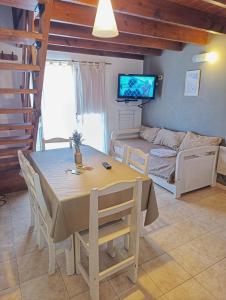 a living room with a table and a bed at Kumen Apart de Playa in San Bernardo