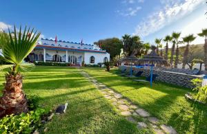 a house with a palm tree in the yard at Rayani Maison d'Hôtes in Chozas