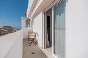 ein Balkon mit einem Tisch und einem Glasfenster in der Unterkunft Sunny Guargacho6 Retreat-South Tenerife in Guargacho
