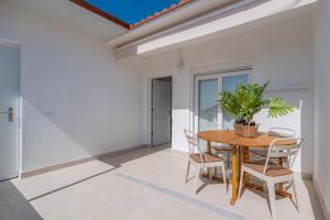 ein Esszimmer mit einem Tisch und einer Pflanze darauf in der Unterkunft Sunny Guargacho6 Retreat-South Tenerife in Guargacho