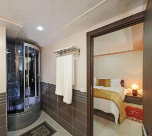 Koupelna v ubytování Aparthotel Les Oliviers Suites & Spa