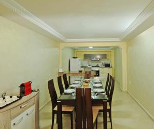 Kuchyň nebo kuchyňský kout v ubytování Aparthotel Les Oliviers Suites & Spa