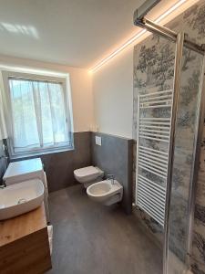 a bathroom with a sink and a toilet and a shower at Casa Penasa Appartamento 1 in Commezzadura +28 photos