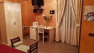a living room with a table with chairs and a vase of flowers at B&b MAURO in Gioia Sannitica