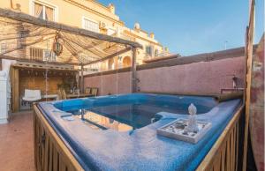 a swimming pool in the backyard of a house at Bungalow en la Playa con Terraza Soleada, Jacuzzi, Solarium, Piscina comunitaria in Gran Alacant