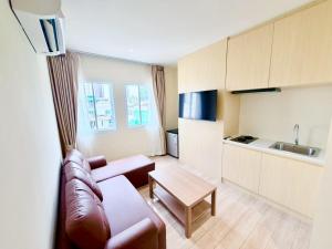 a small living room with a couch and a kitchen at Le Hong Hotel Pratunam in Bangkok +35 photos