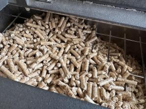 a bunch of sticks laying on a grill at Ferienwohnung mit Terrasse - Hunde willkommen in Falkenstein