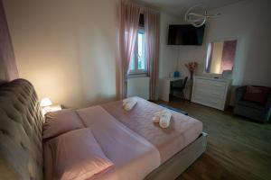 a bedroom with a large bed with towels on it at Casa Lady in Pontremoli
