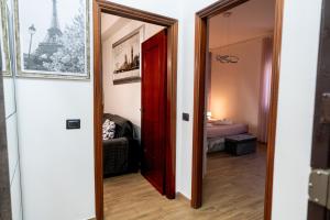 a room with a red door and a mirror at Casa Lady in Pontremoli +19 photos