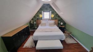 a attic bedroom with a bed in a attic at Le Cosy Houdan in Goussainville