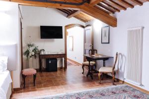 a living room with a table and a desk at Villa Valmarana De Toni-Dimora Storica in Creazzo