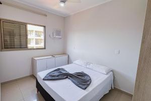 a bedroom with a bed with a blanket on it at Vossa Bossa Olimpia in Olímpia +43 photos