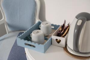 a desk with two mugs and a holder on a chair at Annarè in Focene