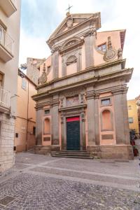 an old building with a green door on a street at La Casetta del Suffragio in Viterbo