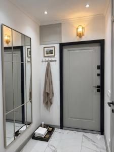 a bathroom with a door and a mirror at Lizz-Hotel in Chişinău