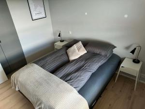 ein Bett mit zwei Kissen darauf in einem Schlafzimmer in der Unterkunft Dalsbraut in Njarðvík
