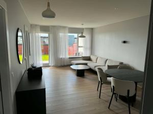 ein Wohnzimmer mit Sofa und Tisch in der Unterkunft Dalsbraut in Njarðvík