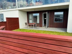 ein Balkon eines Hauses mit einem Tisch und Stühlen in der Unterkunft Dalsbraut in Njarðvík