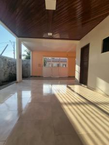 an empty living room with a wooden ceiling at Casa Inteira com Garagem, no Goiabal até 3 hospedes in Macapá