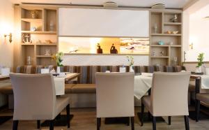 a dining room with a table and chairs at Hotel zur Seemöwe in Insel Poel