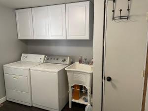 a small kitchen with a washer and a sink at Gravel Road Getaway in Hermiston